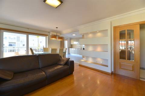 Apartamento T3 para arrendar em Cascais com elevador, vista mar e 2 lugares de estacionamento.