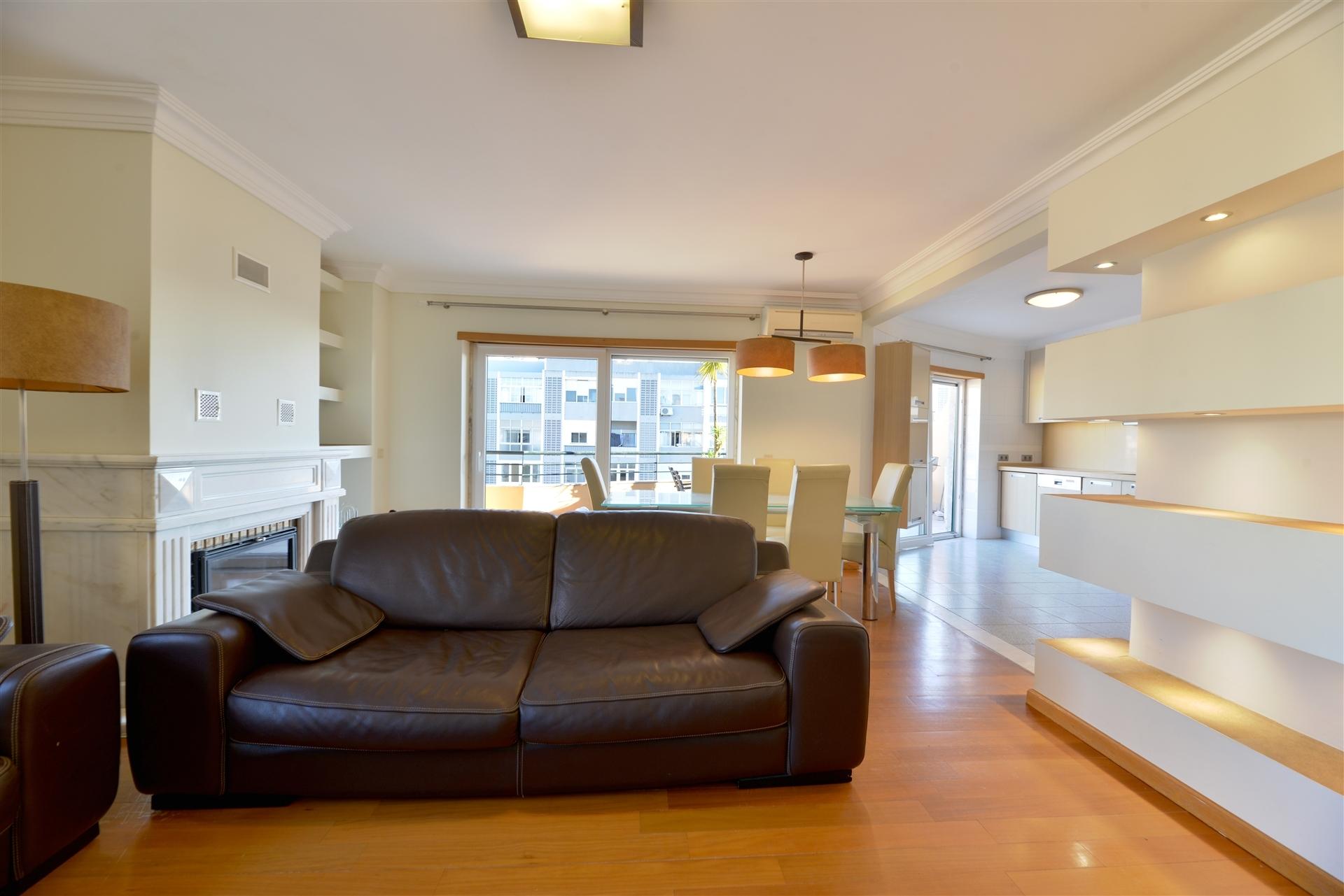 Apartamento T3 para arrendar em Cascais com elevador, vista mar e 2 lugares de estacionamento.