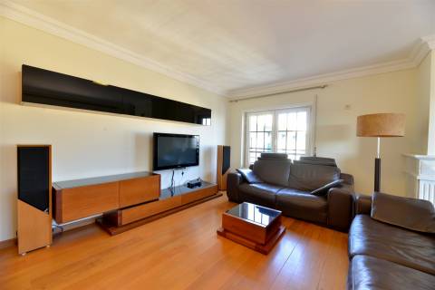 Apartamento T3 para arrendar em Cascais com elevador, vista mar e 2 lugares de estacionamento.