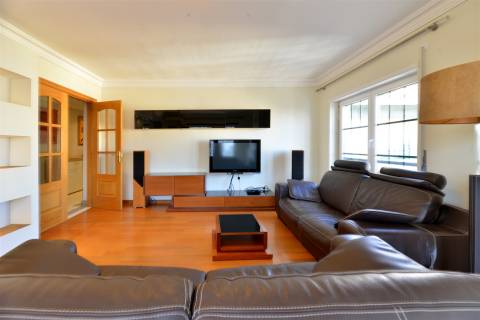 Apartamento T3 para arrendar em Cascais com elevador, vista mar e 2 lugares de estacionamento.