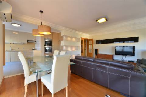 Apartamento T3 para arrendar em Cascais com elevador, vista mar e 2 lugares de estacionamento.