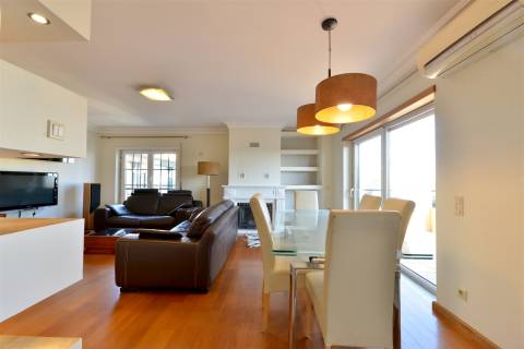 Apartamento T3 para arrendar em Cascais com elevador, vista mar e 2 lugares de estacionamento.