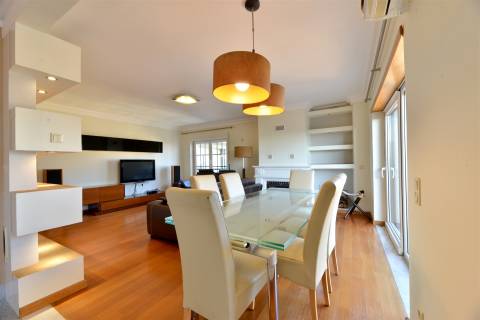 Apartamento T3 para arrendar em Cascais com elevador, vista mar e 2 lugares de estacionamento.