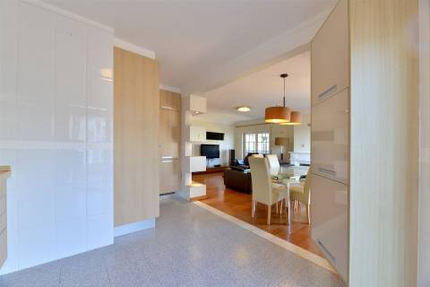 Apartamento T3 para arrendar em Cascais com elevador, vista mar e 2 lugares de estacionamento.