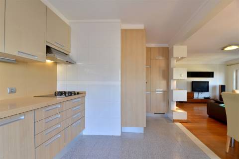 Apartamento T3 para arrendar em Cascais com elevador, vista mar e 2 lugares de estacionamento.