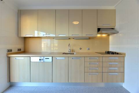 Apartamento T3 para arrendar em Cascais com elevador, vista mar e 2 lugares de estacionamento.