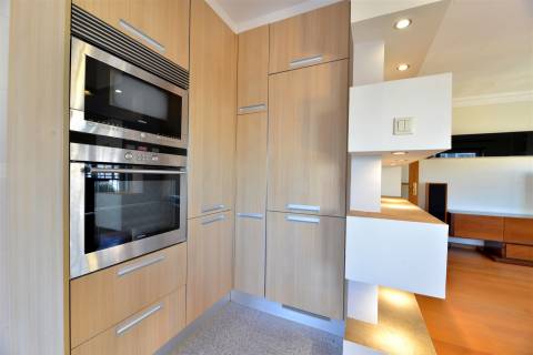 Apartamento T3 para arrendar em Cascais com elevador, vista mar e 2 lugares de estacionamento.