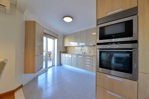 Apartamento T3 para arrendar em Cascais com elevador, vista mar e 2 lugares de estacionamento.