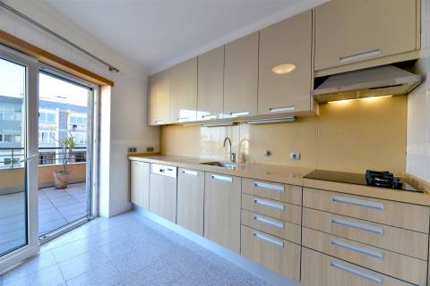 Apartamento T3 para arrendar em Cascais com elevador, vista mar e 2 lugares de estacionamento.