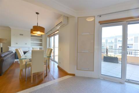 Apartamento T3 para arrendar em Cascais com elevador, vista mar e 2 lugares de estacionamento.