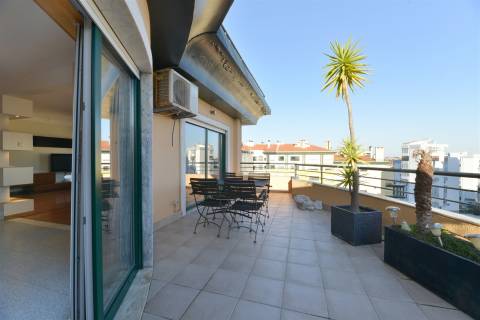 Apartamento T3 para arrendar em Cascais com elevador, vista mar e 2 lugares de estacionamento.