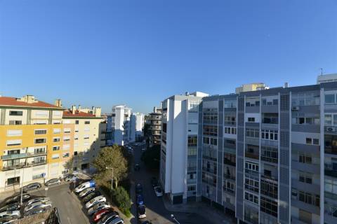 Apartamento T3 para arrendar em Cascais com elevador, vista mar e 2 lugares de estacionamento.