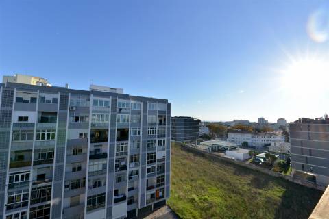 Apartamento T3 para arrendar em Cascais com elevador, vista mar e 2 lugares de estacionamento.