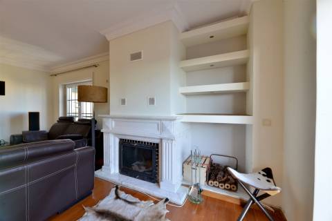 Apartamento T3 para arrendar em Cascais com elevador, vista mar e 2 lugares de estacionamento.