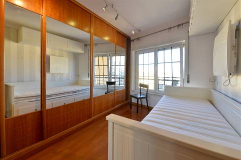 Apartamento T3 para arrendar em Cascais com elevador, vista mar e 2 lugares de estacionamento.