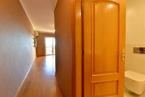 Apartamento T3 para arrendar em Cascais com elevador, vista mar e 2 lugares de estacionamento.