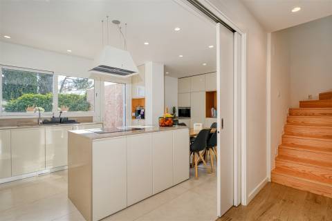 Moradia Exclusiva em Condomínio Privado, com Vista Mar e Rooftop Panorâmico, no centro de Cascais.