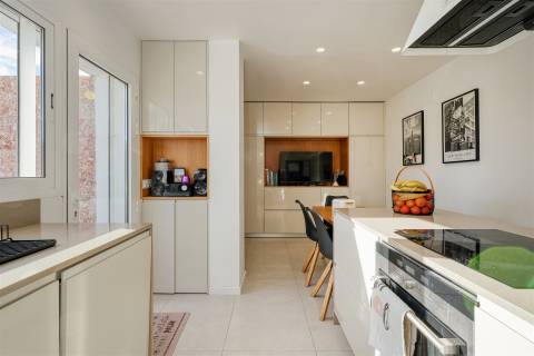 Moradia Exclusiva em Condomínio Privado, com Vista Mar e Rooftop Panorâmico, no centro de Cascais.