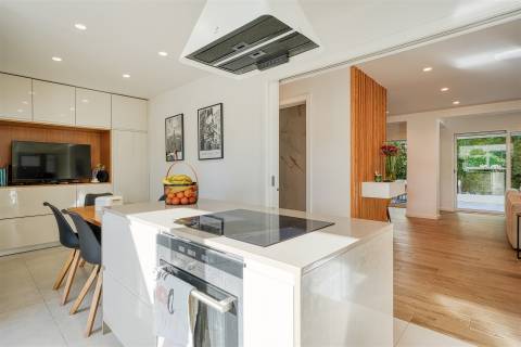 Moradia Exclusiva em Condomínio Privado, com Vista Mar e Rooftop Panorâmico, no centro de Cascais.