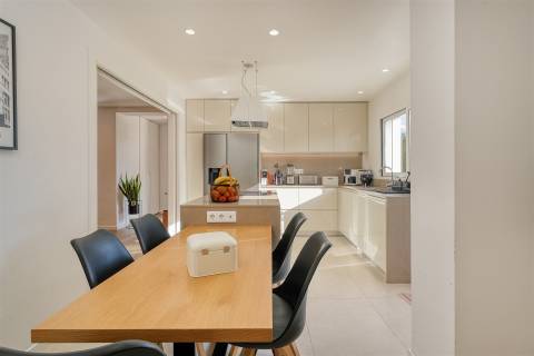 Moradia Exclusiva em Condomínio Privado, com Vista Mar e Rooftop Panorâmico, no centro de Cascais.