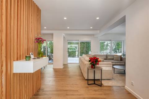 Moradia Exclusiva em Condomínio Privado, com Vista Mar e Rooftop Panorâmico, no centro de Cascais.