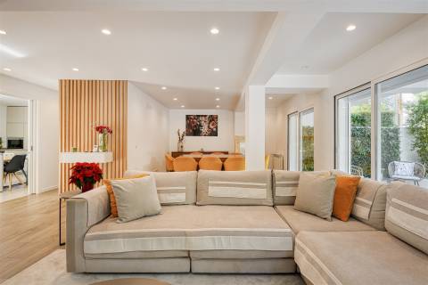 Moradia Exclusiva em Condomínio Privado, com Vista Mar e Rooftop Panorâmico, no centro de Cascais.