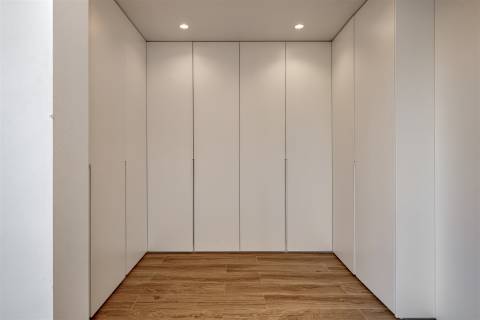 Moradia Exclusiva em Condomínio Privado, com Vista Mar e Rooftop Panorâmico, no centro de Cascais.