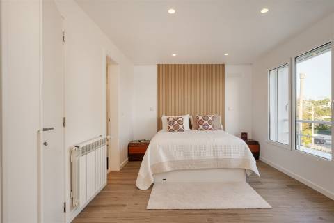 Moradia Exclusiva em Condomínio Privado, com Vista Mar e Rooftop Panorâmico, no centro de Cascais.