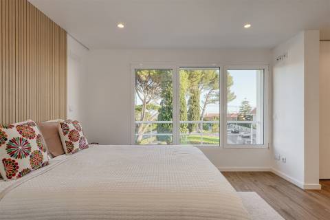 Moradia Exclusiva em Condomínio Privado, com Vista Mar e Rooftop Panorâmico, no centro de Cascais.