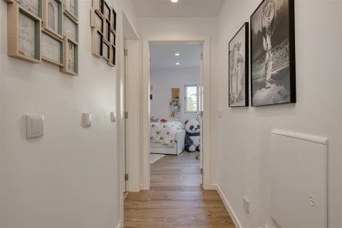 Moradia Exclusiva em Condomínio Privado, com Vista Mar e Rooftop Panorâmico, no centro de Cascais.