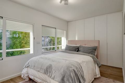 Moradia Exclusiva em Condomínio Privado, com Vista Mar e Rooftop Panorâmico, no centro de Cascais.