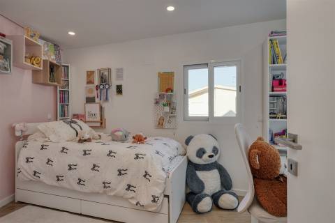 Moradia Exclusiva em Condomínio Privado, com Vista Mar e Rooftop Panorâmico, no centro de Cascais.