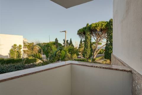 Moradia Exclusiva em Condomínio Privado, com Vista Mar e Rooftop Panorâmico, no centro de Cascais.