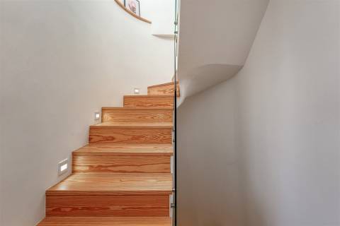 Moradia Exclusiva em Condomínio Privado, com Vista Mar e Rooftop Panorâmico, no centro de Cascais.