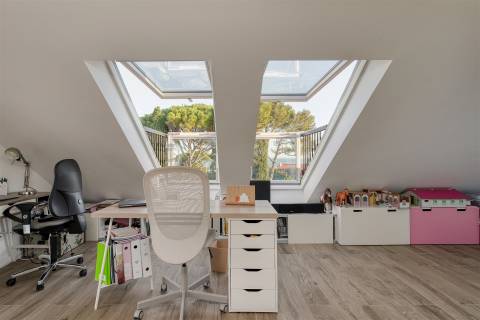 Moradia Exclusiva em Condomínio Privado, com Vista Mar e Rooftop Panorâmico, no centro de Cascais.