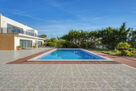 Moradia de Luxo a 5 Minutos da Praia de Magoito – Sintra