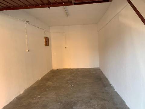 Garagem  com 17 m² em Mem-Martins