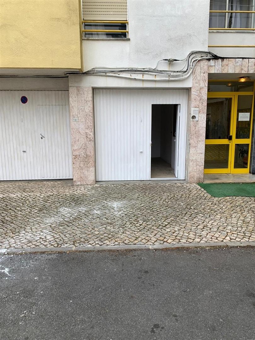 Garagem para arrendar com 14 m² em Mem- Martims Garagem para arrendamento com 14 m² em Mem-Martins