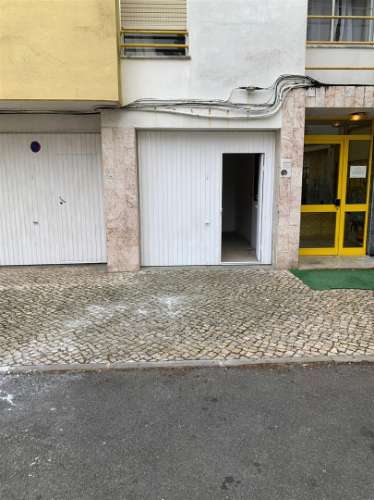 Garagem para arrendar com 14 m² em Mem- Martims Garagem para arrendamento com 14 m² em Mem-Martins