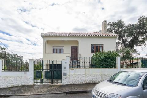 Moradia de 4 assoalhadas na Amora.