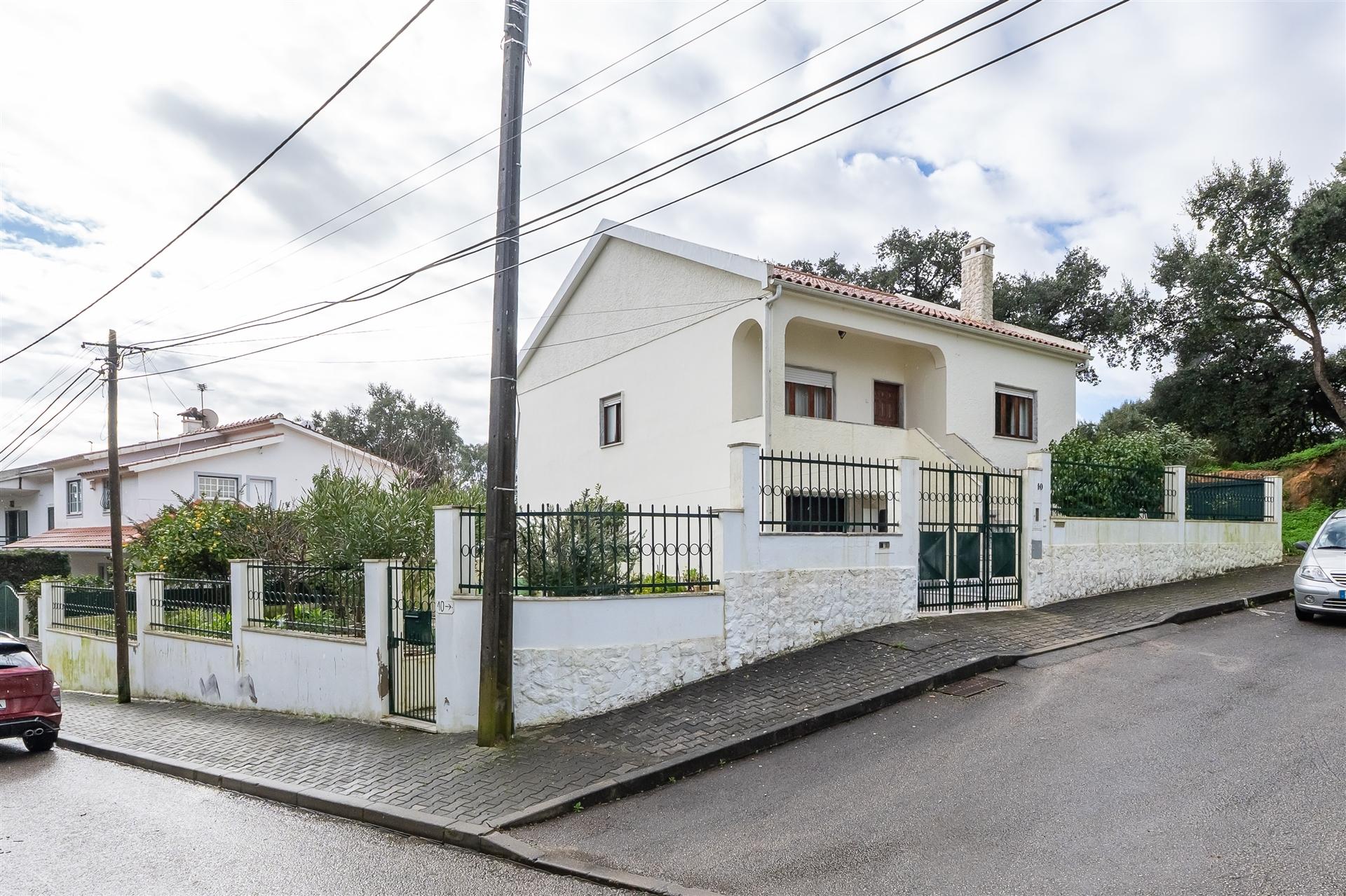 Moradia de 4 assoalhadas na Amora.