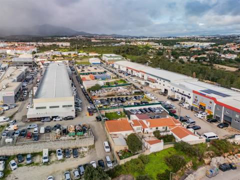 Terreno Industrial com Rendimento Imediato – Localização Estratégica | Cascais