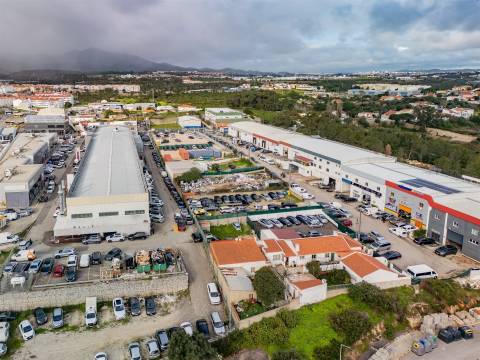 Terreno Industrial com Rendimento Imediato – Localização Estratégica | Cascais