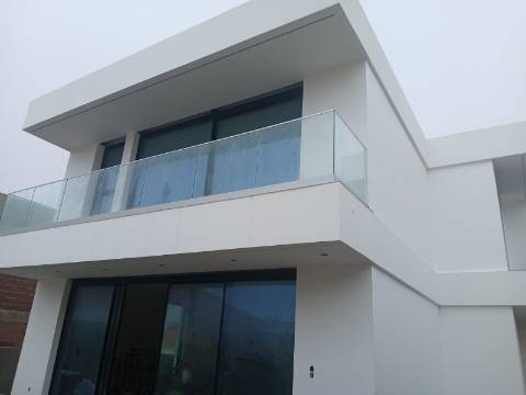 Moradia contemporânea isolada T4 com piscina, a 5 minutos da Praia do Guincho