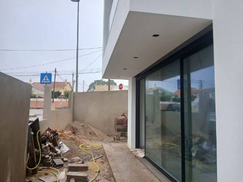 Moradia contemporânea isolada T4 com piscina, a 5 minutos da Praia do Guincho