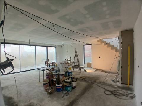 Moradia contemporânea isolada T4 com piscina, a 5 minutos da Praia do Guincho