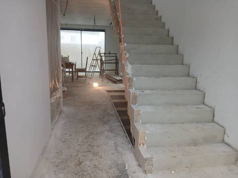 Moradia contemporânea isolada T4 com piscina, a 5 minutos da Praia do Guincho