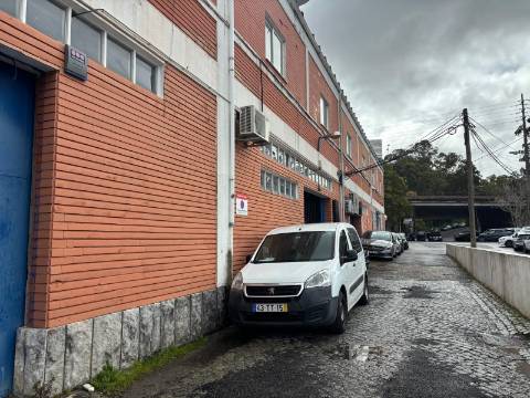 Armazéns Industriais/Logísticos em Zona Comercial Estratégica