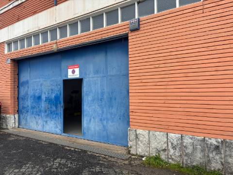 Armazéns Industriais/Logísticos em Zona Comercial Estratégica
