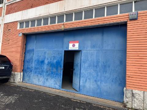 Armazéns Industriais/Logísticos em Zona Comercial Estratégica